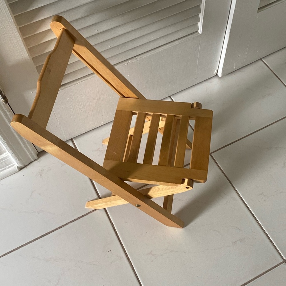 CHILDS VINTAGE WOODEN CHAIR